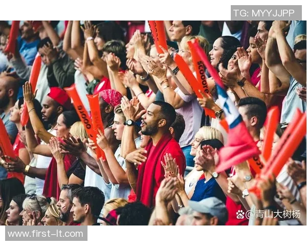 家纳足球明星激凸引发热议球迷热情与争议交织的背后故事